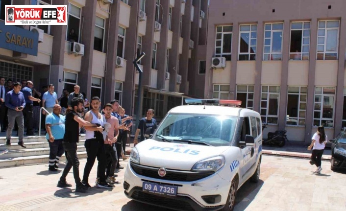 Adliye’de bıçaklı kavga: 1 ağır yaralı