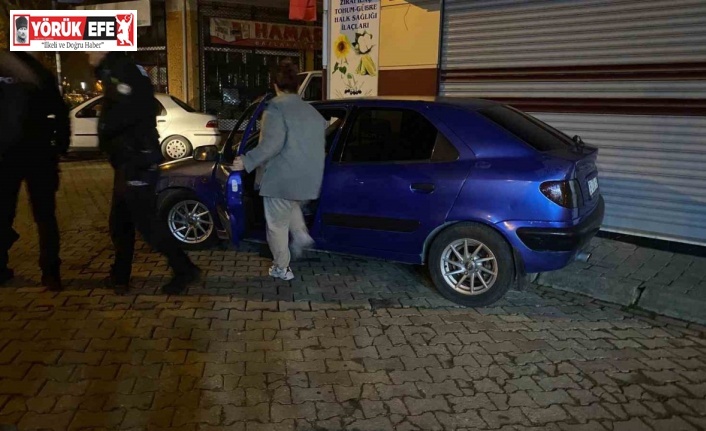 Alkolün etkisi ile araçta sızdı, vatandaşlar hayatından endişe etti