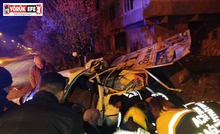 Araçta sıkışan sürücüyü itfaiye ekipleri kurtardı