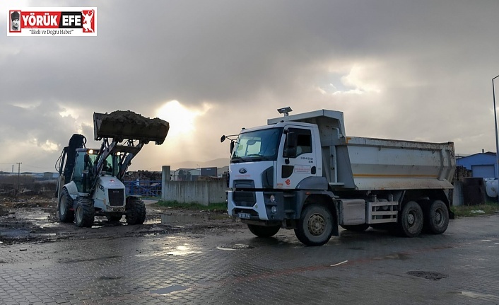 EFELER’İN EKİPLERİ KAMU KURUMUNUN DÖKTÜĞÜ MOLOZLARI TEMİZLEDİ