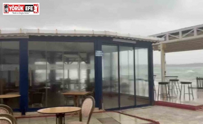 Didim’de fırtına etkili oldu: Deniz taştı, kafeyi su bastı