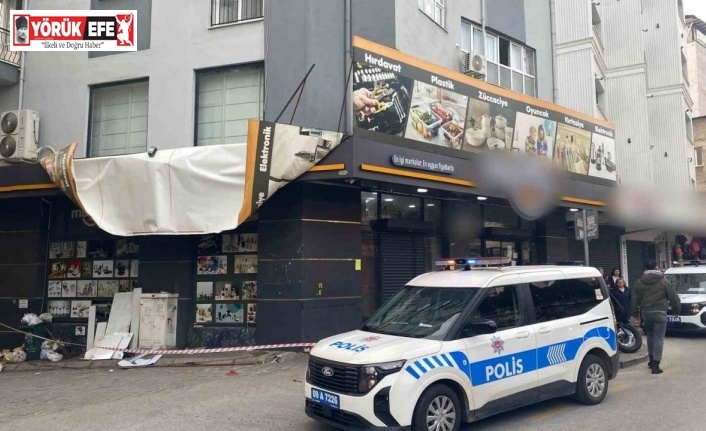 Efeler’de şiddetli rüzgar tabelaları kopardı, iş yerlerinde hasar oluştu