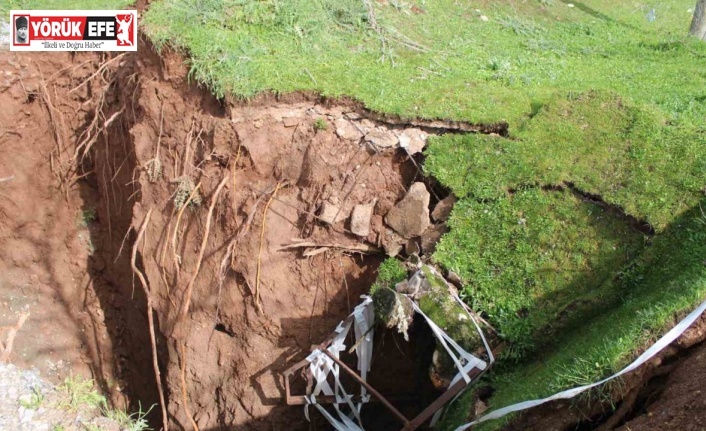 Eski su kuyusunun olduğu yol çöktü obruk oluştu