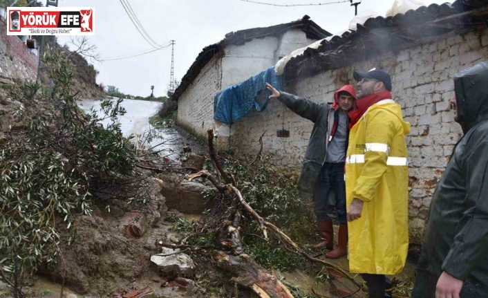 Germencik’te sağanak yağış sonrası başkan çizmeleri giyip sokağa çıktı