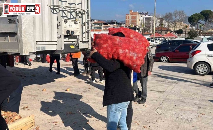 Hayır için dağıtılan tonlarca soğan bir saatte tükendi