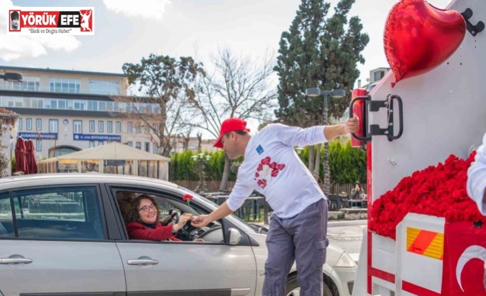 Kuşadası’nda çöp kamyonu sevgi dağıttı