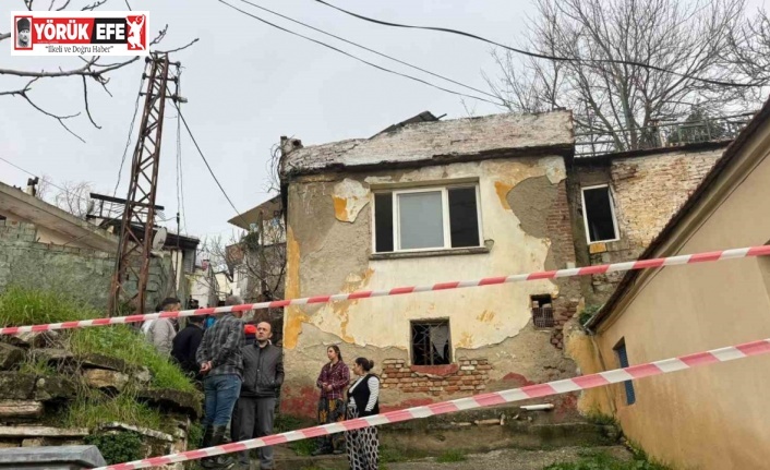 Söke’de yağmurun yumuşattığı evin duvarı çöktü