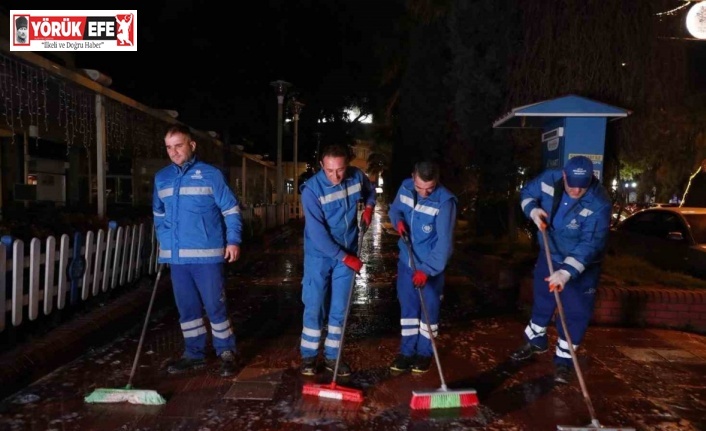 Büyükşehir ekipleri gece boyunca temizlik çalışması gerçekleştirdi