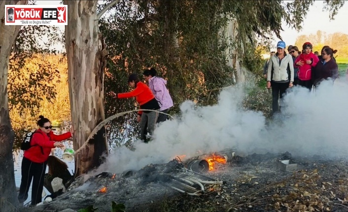 Doğaseverler kanal kenarında çıkan yangını söndürdü