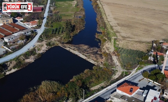 Doğaseverler tarihi taş köprüye dikkat çekti