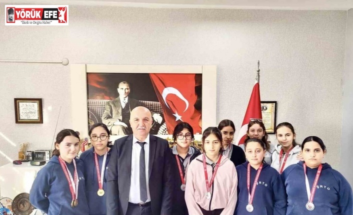 Ortaokul öğrencileri bilek güreşinde madalyalara ambargo koydu