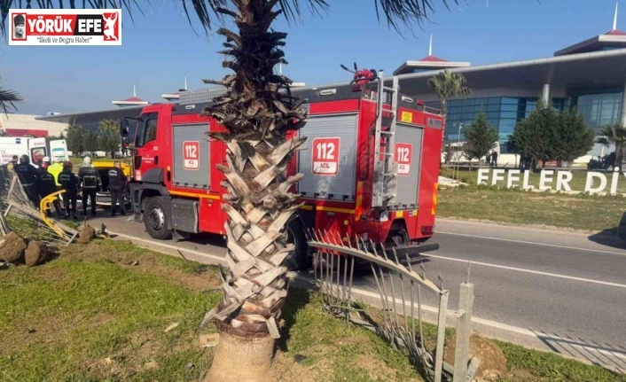 Taksi bariyerlere çarpıp takla attı: 2 yaralı